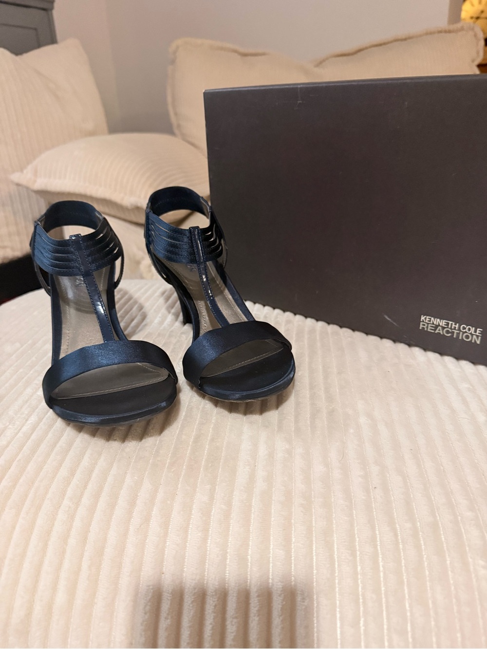 Kenneth Cole Navy T-Strap Evening Sandals - Women size 8.5